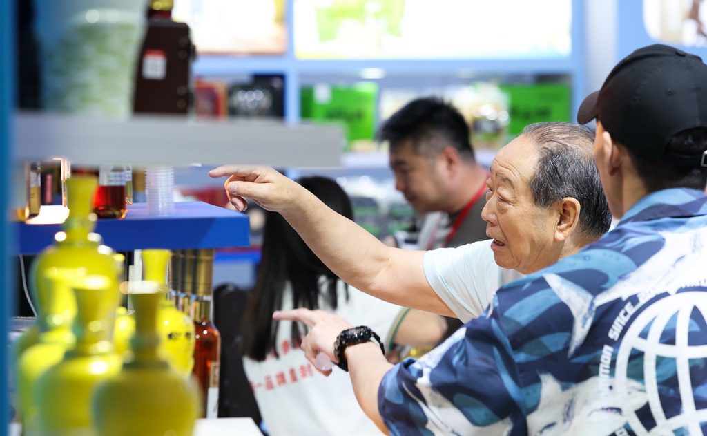 4月17日，观众在第四届消博会上了解酒类产品。新华社记者 杨冠宇 摄