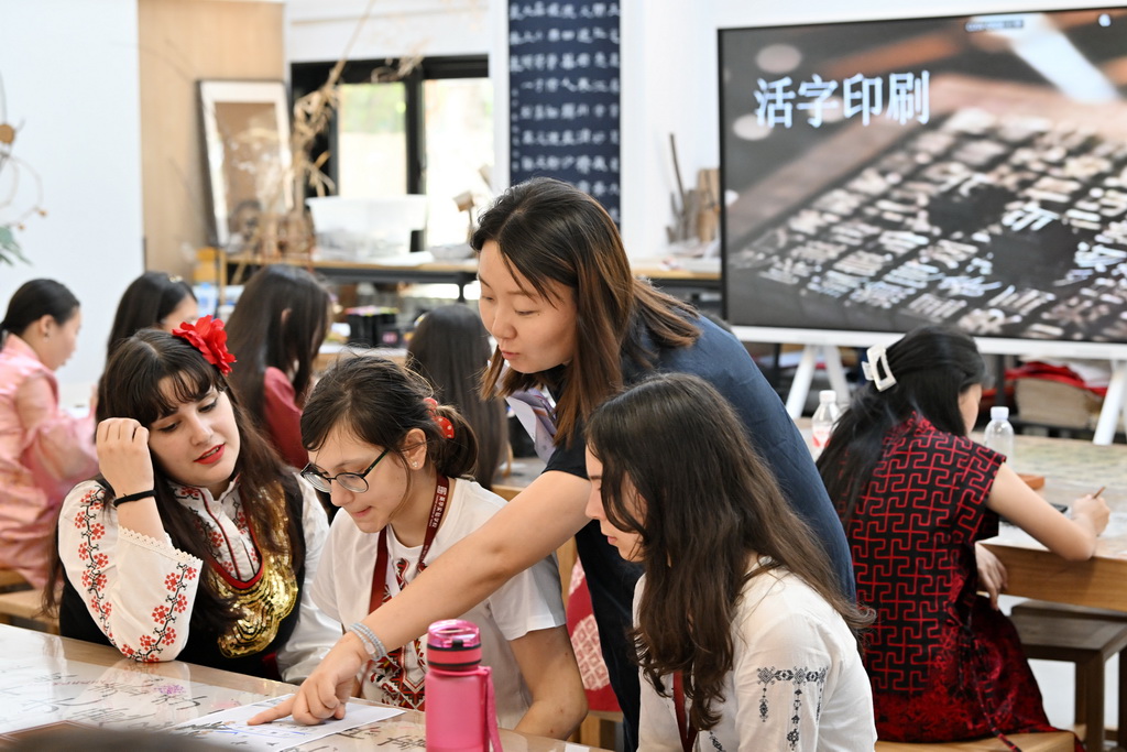 7月3日，外国学生在了解中国文化。
