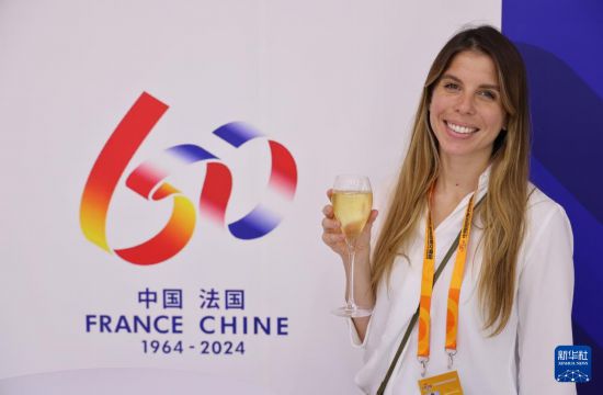 9月12日，工作人员在服贸会法国国家馆展示香槟酒。新华社记者 戚晓毅 摄