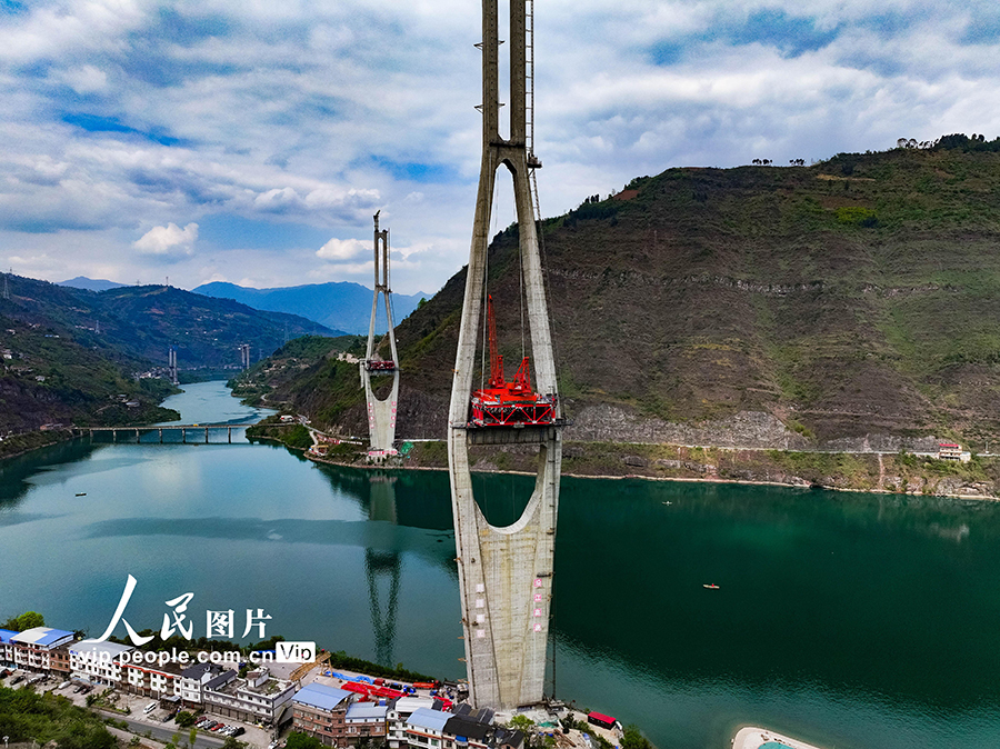 云南绥江:新市金沙江特大桥建设忙