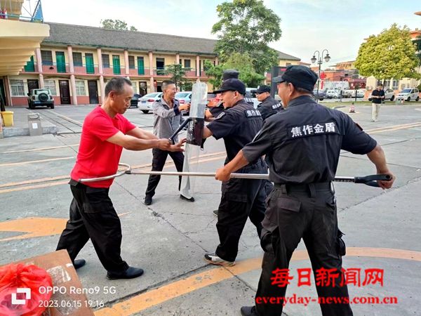 焦作市人防五部在山阳区树人外国语学校开展校园反恐防暴演练活动