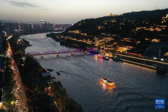 兰州:黄河之滨流光溢彩迎五一