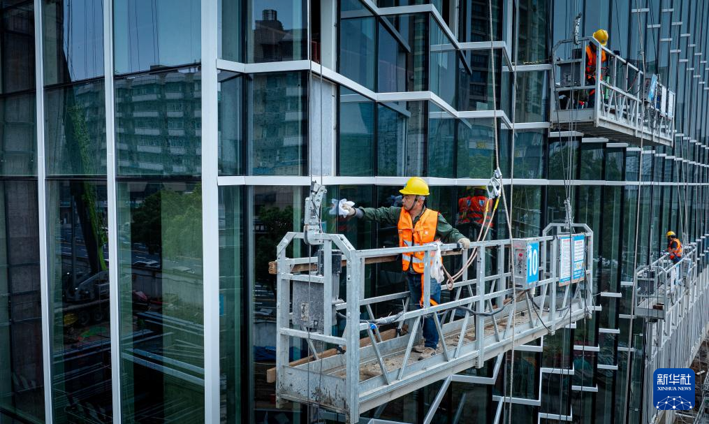 坚守岗位度“五一”