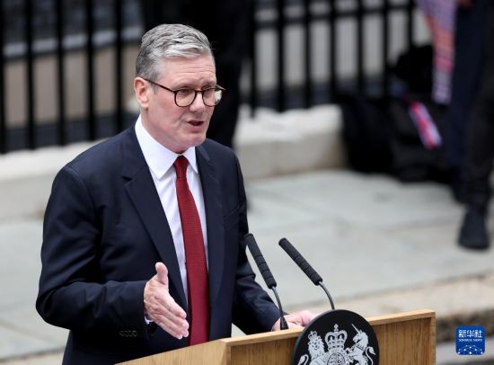 工党领袖斯塔默就任英国首相