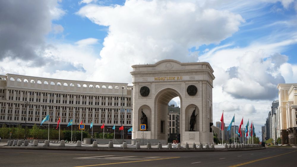 阿斯塔纳街头欢迎旗帜飘扬