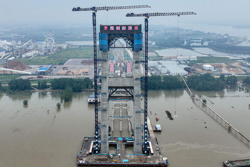 燕矶长江大桥主塔全部封顶
