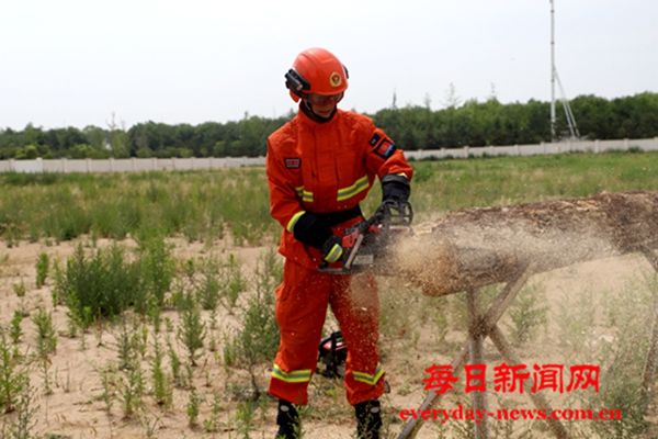 大练兵丨国家消防救援局陕西机动队伍 紧贴任务打牢单兵基础中提升灭火能力