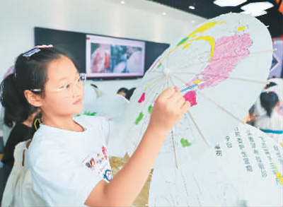 江苏沭阳：暑期学彩绘油纸伞