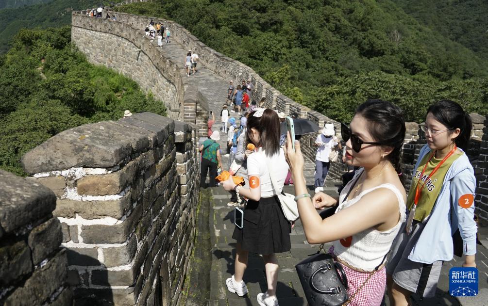 第三十届海峡两岸大学生新闻营师生参观慕田峪长城