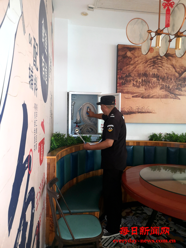 酷暑中坚守岗位 汗水下无畏前行