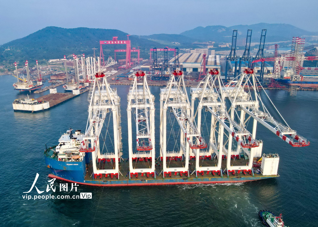 山东青岛：超大型岸桥发往埃及