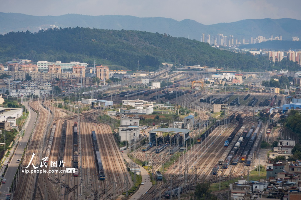 云南昆明：铁路货物运输忙