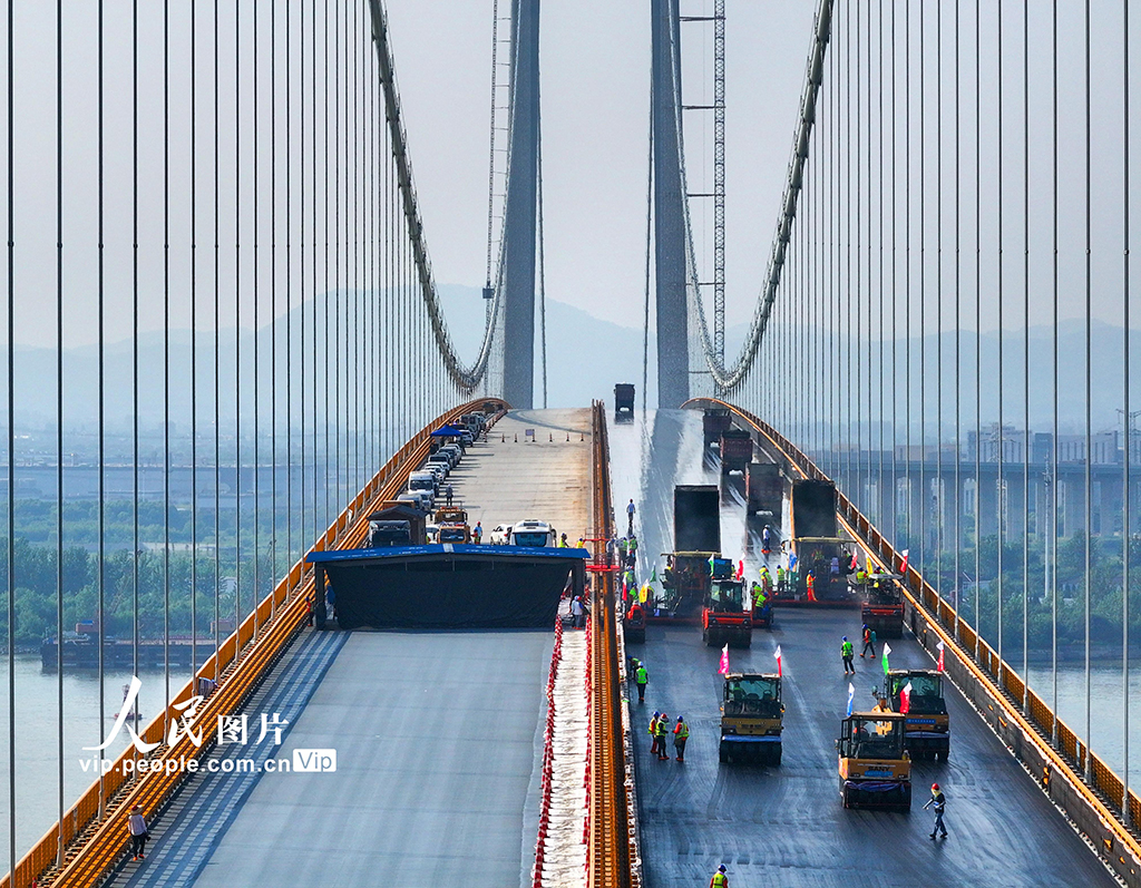 江苏：龙潭长江大桥主桥进入沥青摊铺阶段
