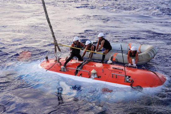 “蛟龙号”顺利完成深海羽流絮凝实验