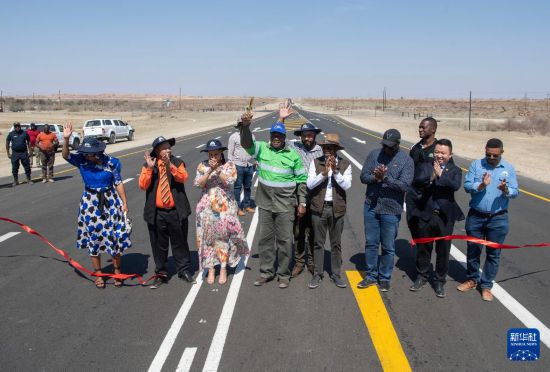 中企承建纳米比亚交通大动脉举行通车仪式