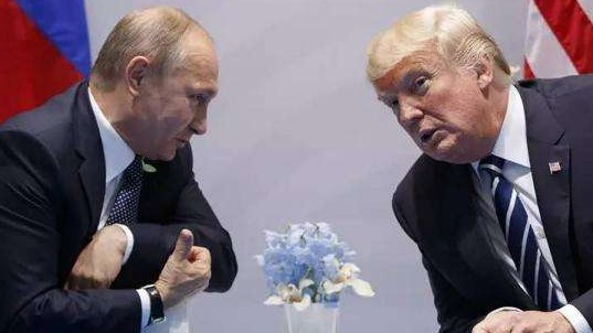 普京特朗普阿拉斯加会晤：F-22战机旁握手，总统专车共乘，超两个半小时会谈，为何“无协议”收场？