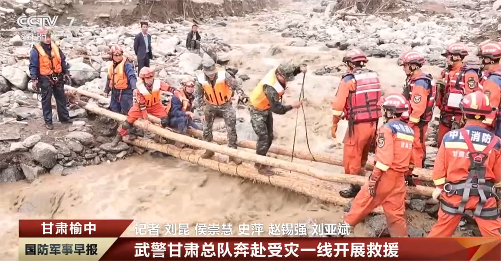 驻军部队官兵和民兵闻令而动 紧急奔赴受灾一线展开救援