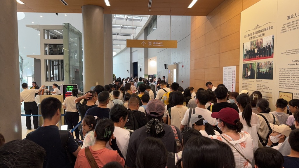 暑期过半：多地热门景区门票连日售罄，游客“怕晒又爱玩”推动夜经济升温