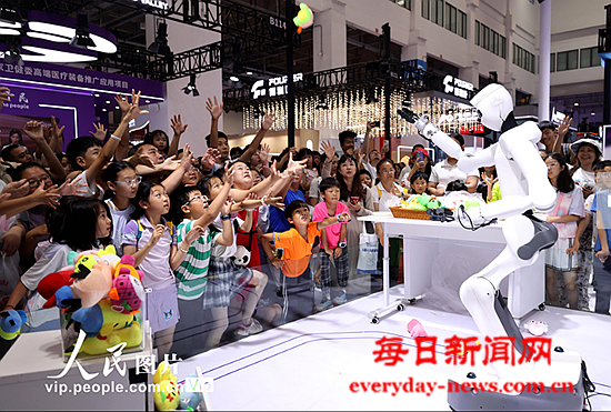 北京:世界机器人大会人气旺