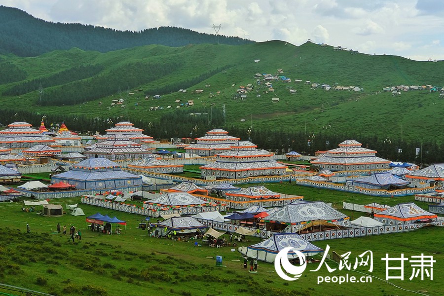 甘肃甘南:草原美景引客来