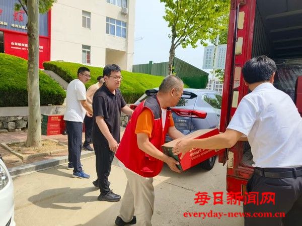 烟台高新区开展“清凉军训·爱心送水”公益行动 为新生军训保驾护航