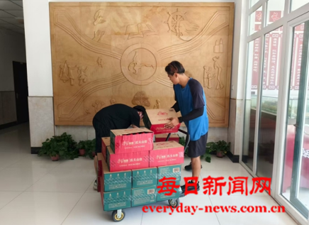 烟台高新区再次开展“清凉军训·爱心送水”公益行动 为新生军训保驾护航